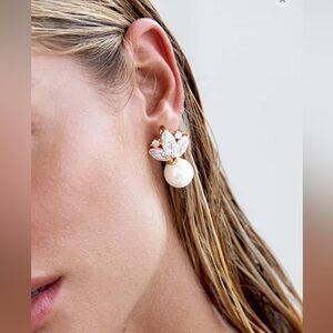 Elegant Gold and White Pearl wedding Earrings